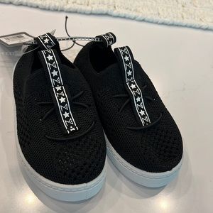 Girls slip on stretchy knit sneakers in black and white!